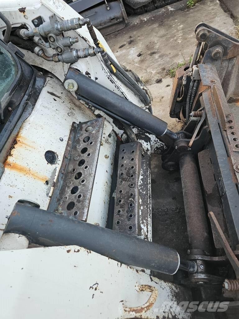 Bobcat S 250 Kolesni nakladalci
