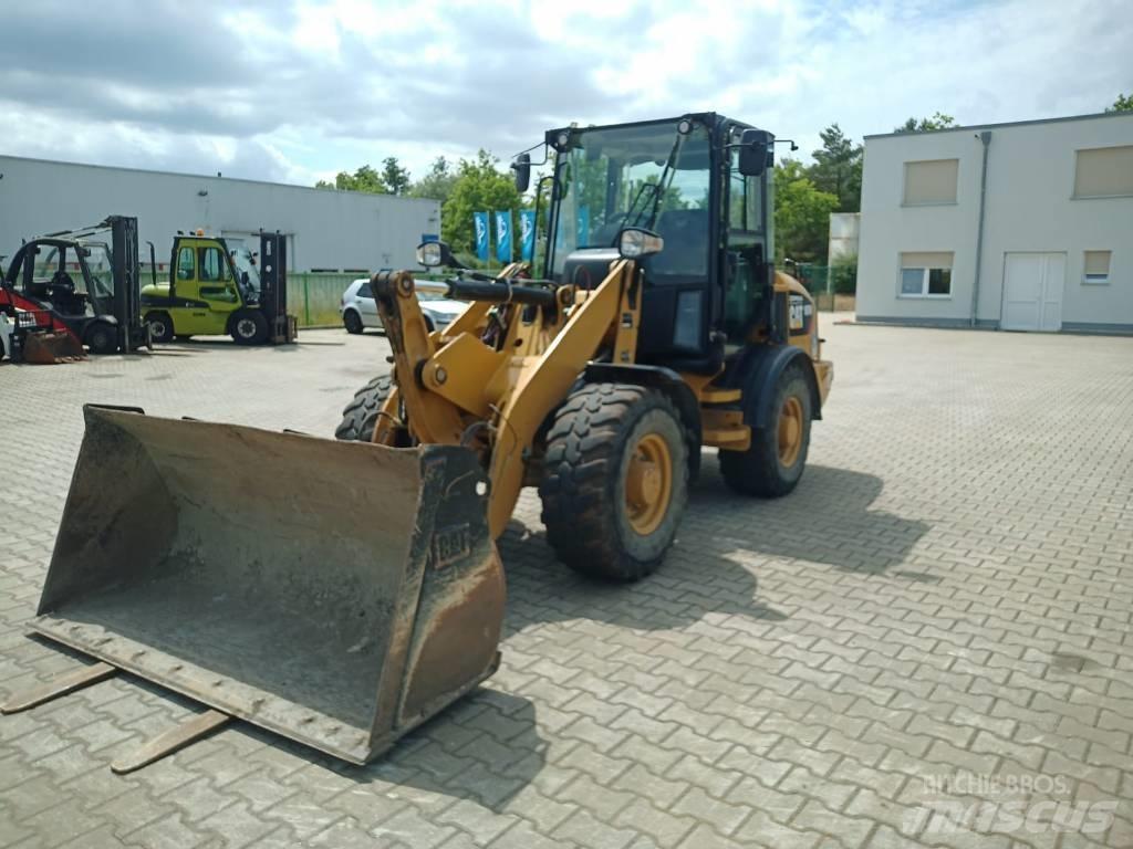 CAT 907 M Kolesni nakladalci