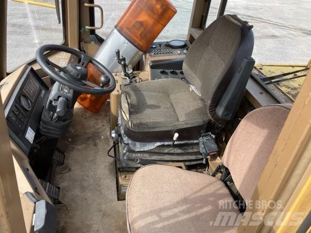 CAT 924 F Kolesni nakladalci