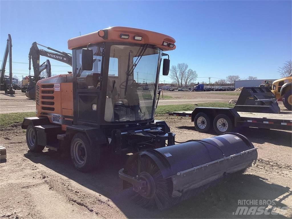 Broce FMJ470 Cestni pometači