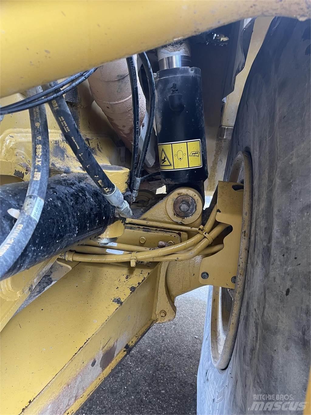 CAT 745 Zglobni demperji
