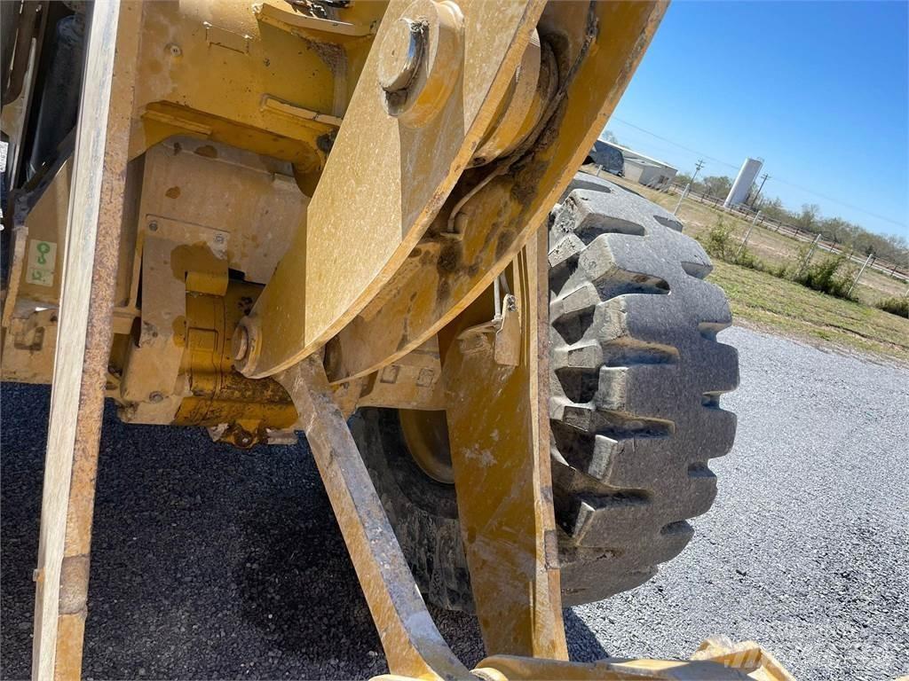 CAT 930M Kolesni nakladalci