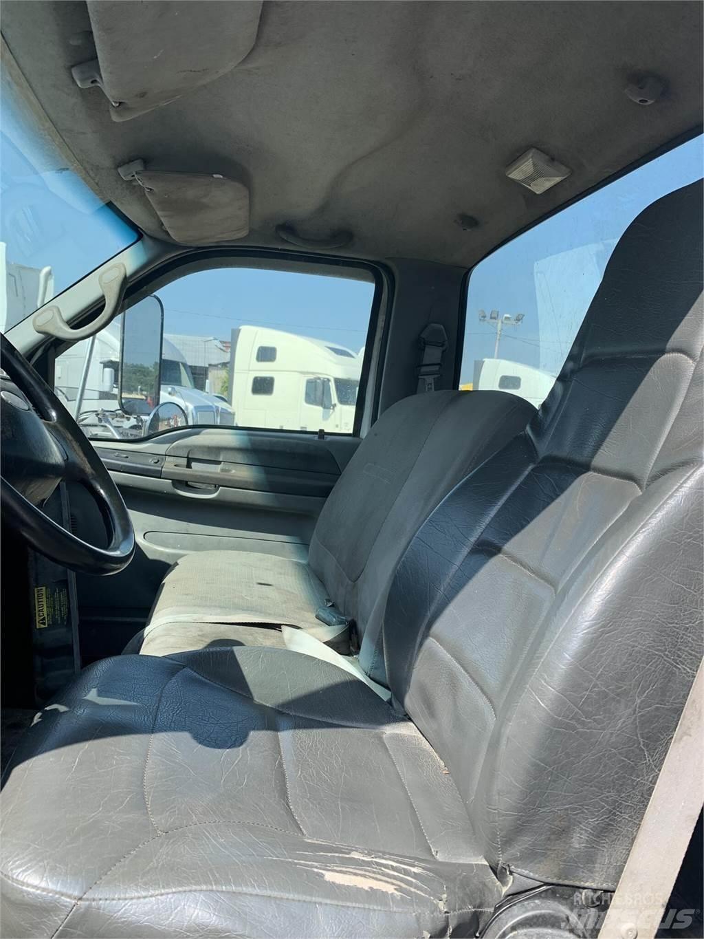 Ford F750 Tovornjaki z žerjavom