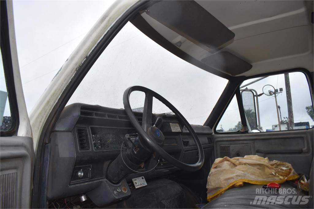 Ford F800 Tovornjaki z žerjavom