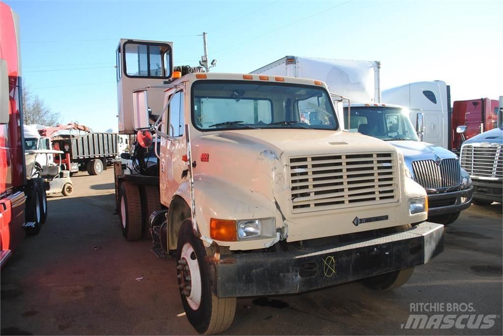 International 4700 Tovornjaki z žerjavom