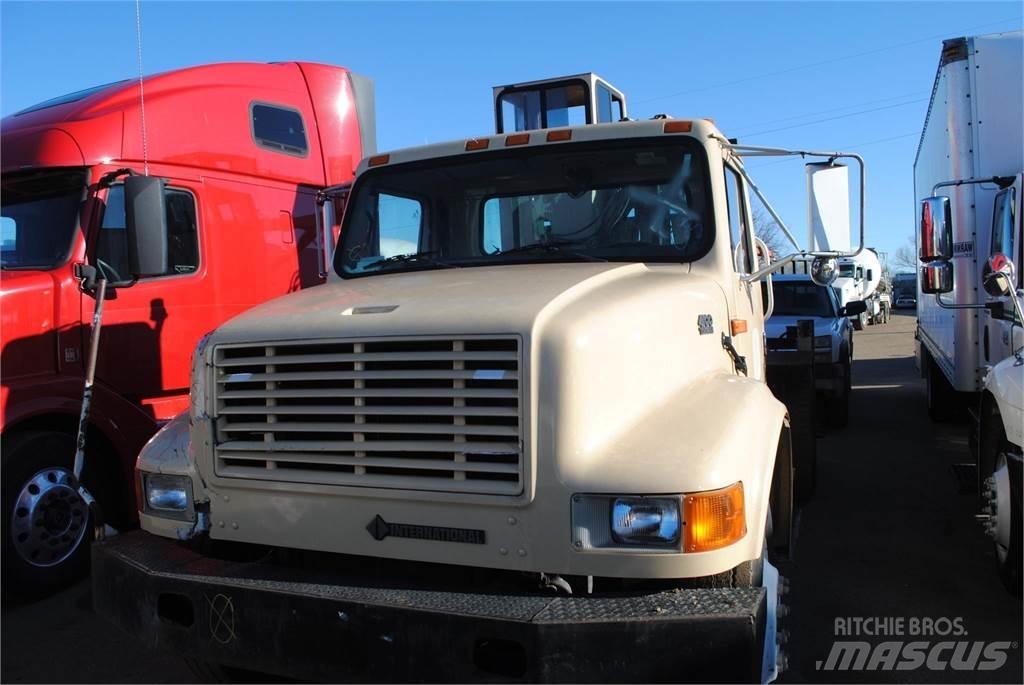 International 4700 Tovornjaki z žerjavom