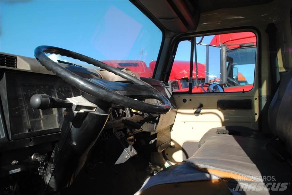 International 4700 Tovornjaki z žerjavom