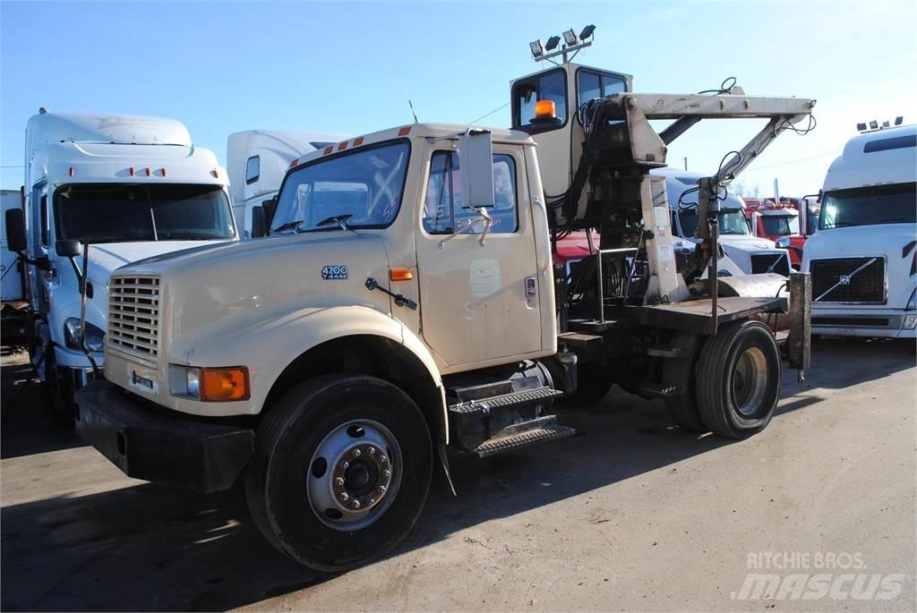 International 4700 Tovornjaki z žerjavom