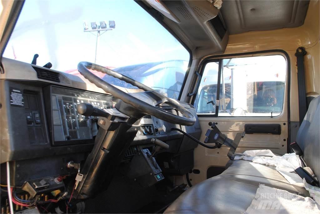 International 4700 Tovornjaki z žerjavom