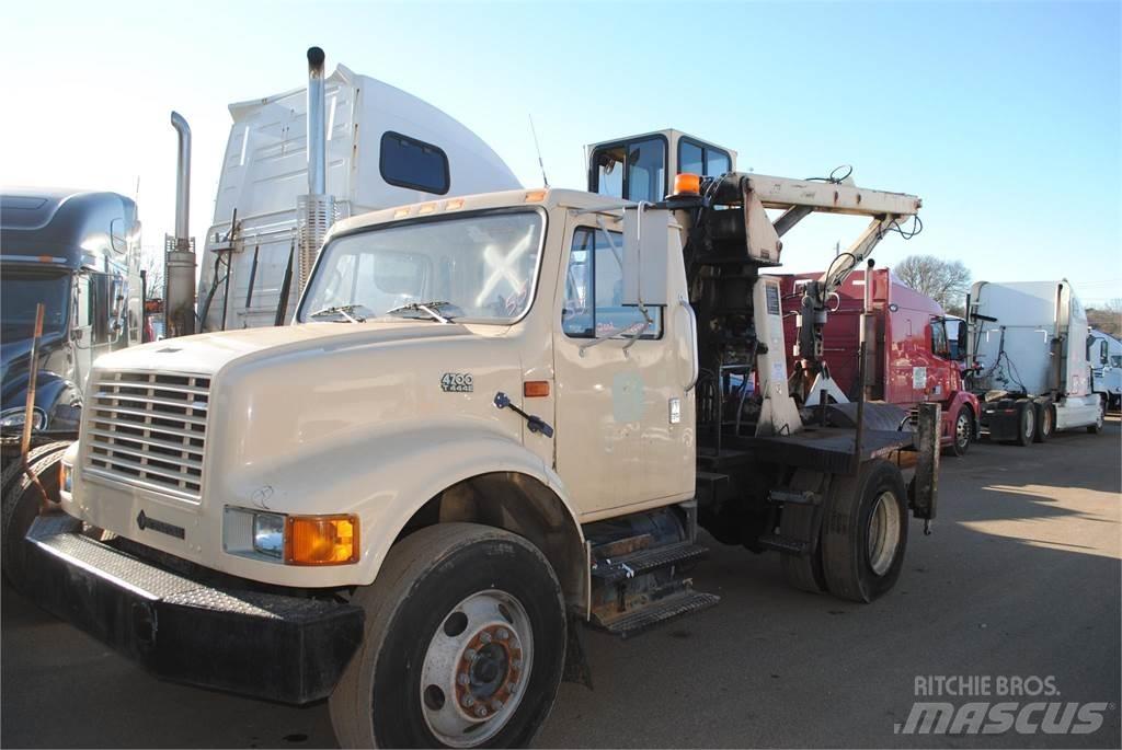 International 4700 Tovornjaki z žerjavom