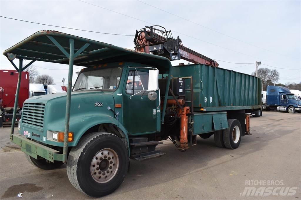 International 4700 Tovornjaki z žerjavom