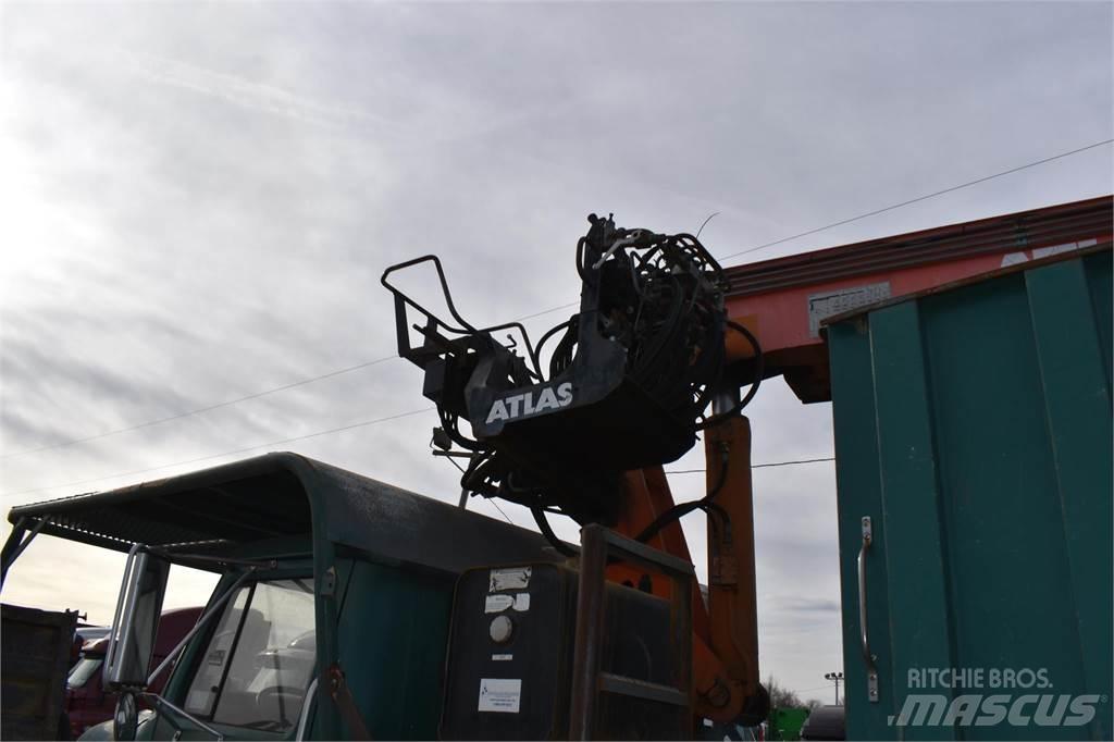 International 4700 Tovornjaki z žerjavom