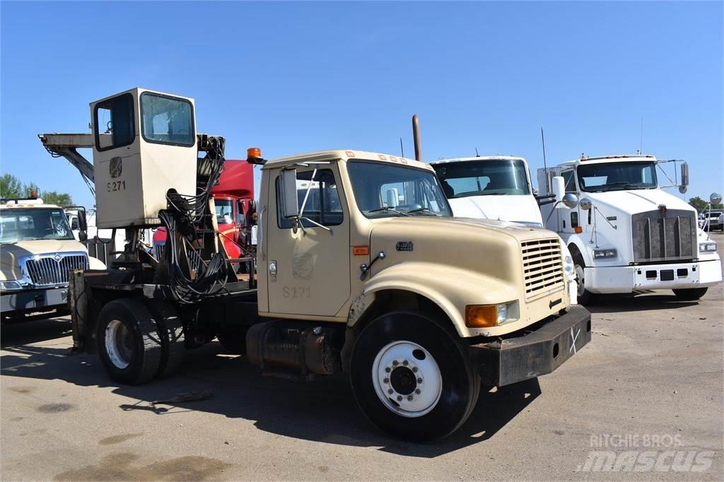 International 4700 Tovornjaki z žerjavom