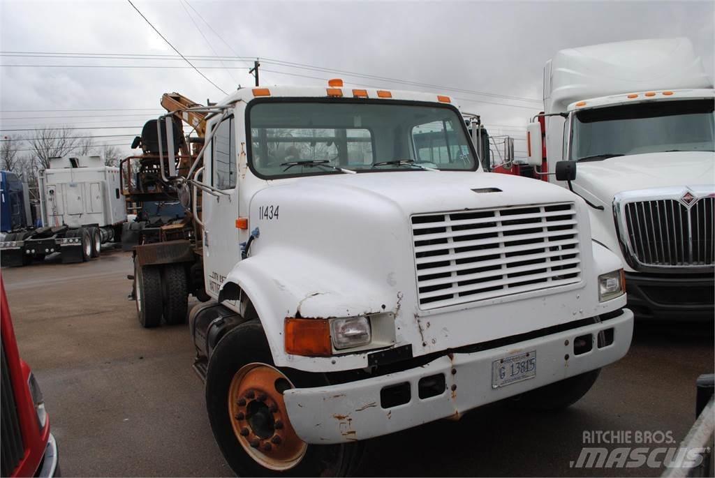 International 4700 Tovornjaki z žerjavom