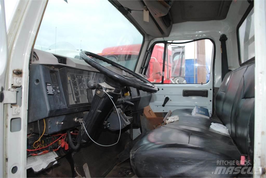 International 4700 Tovornjaki z žerjavom