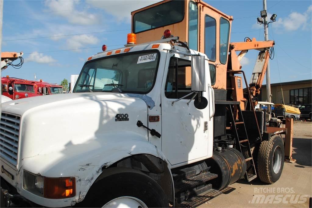 International 4700 Tovornjaki z žerjavom