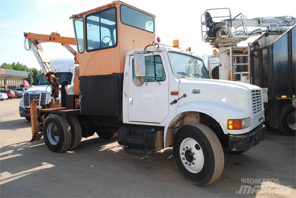 International 4700 Tovornjaki z žerjavom