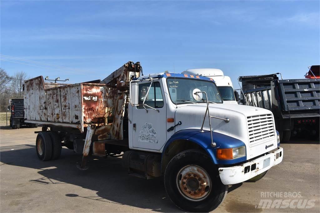 International 4900 Tovornjaki z žerjavom
