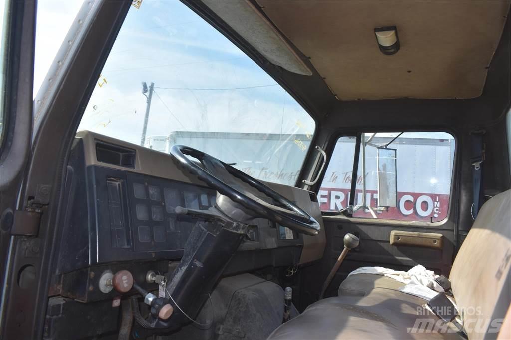 International 4900 Tovornjaki z žerjavom