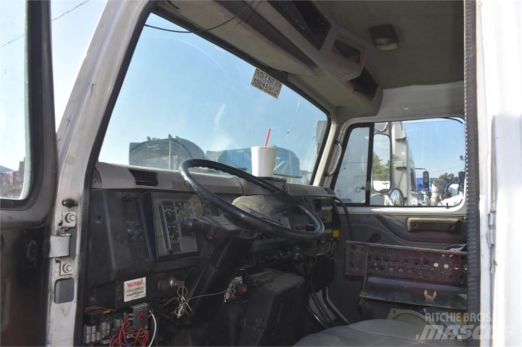 International 4900 Tovornjaki z žerjavom