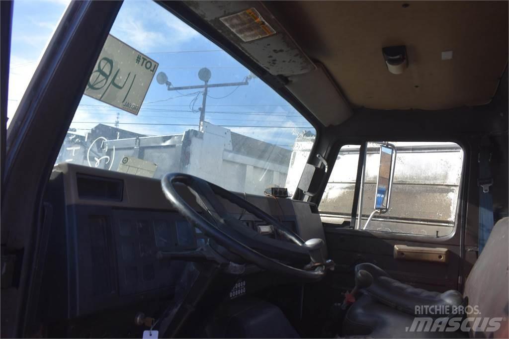 International 4900 Tovornjaki z žerjavom