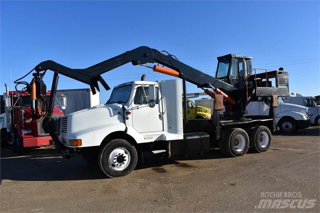 International 8200 Tovornjaki z žerjavom