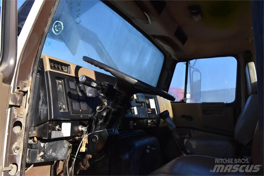 International 8200 Tovornjaki z žerjavom