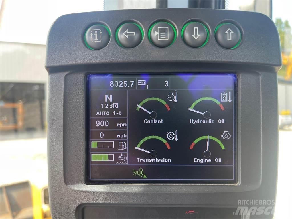 John Deere 744K Kolesni nakladalci