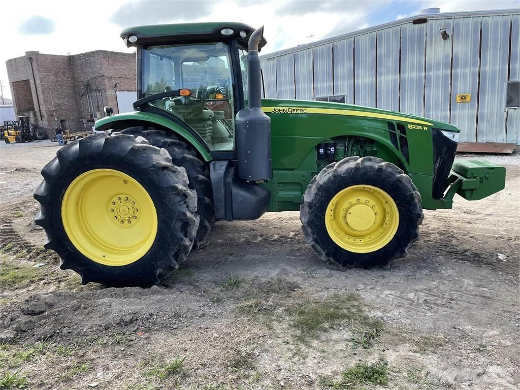 John Deere 8235R Traktorji