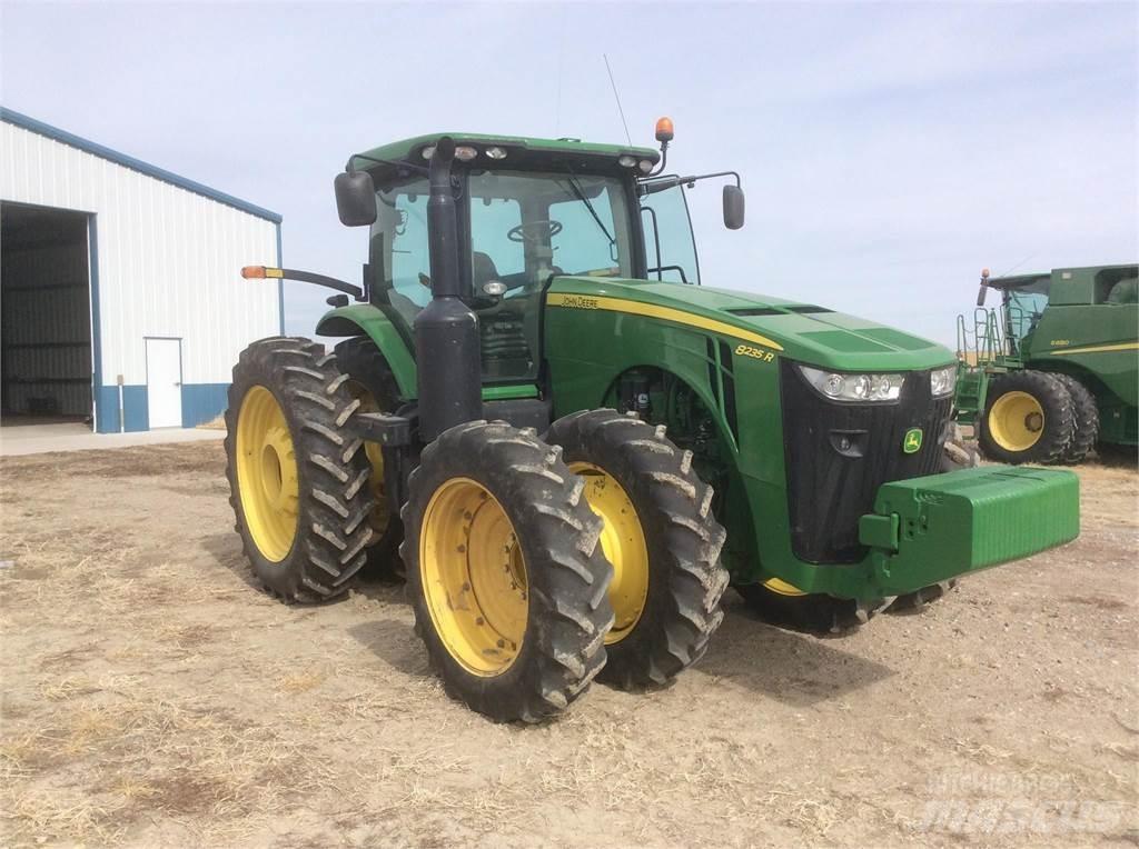 John Deere 8235R Traktorji