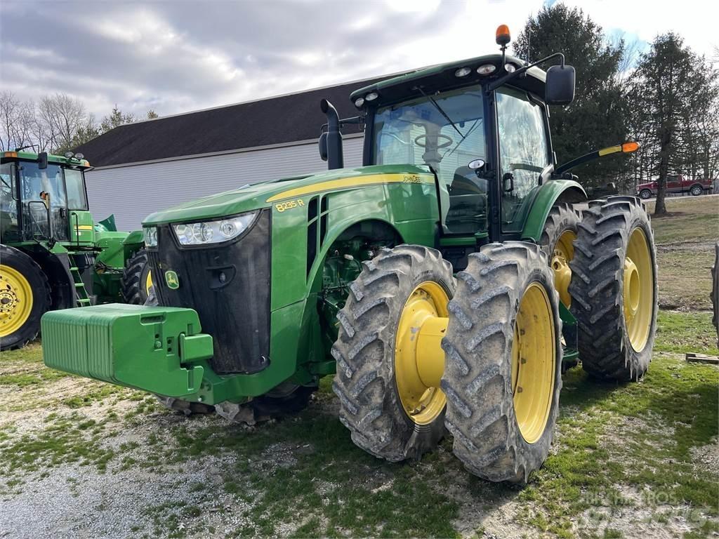 John Deere 8235R Traktorji