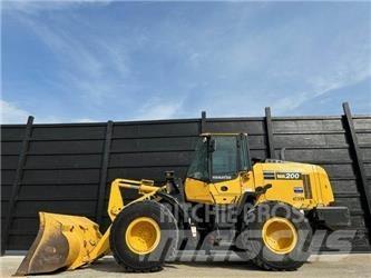 Komatsu WA200-8 Kolesni nakladalci