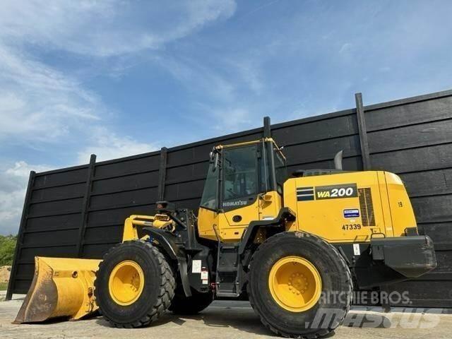 Komatsu WA200-8 Kolesni nakladalci