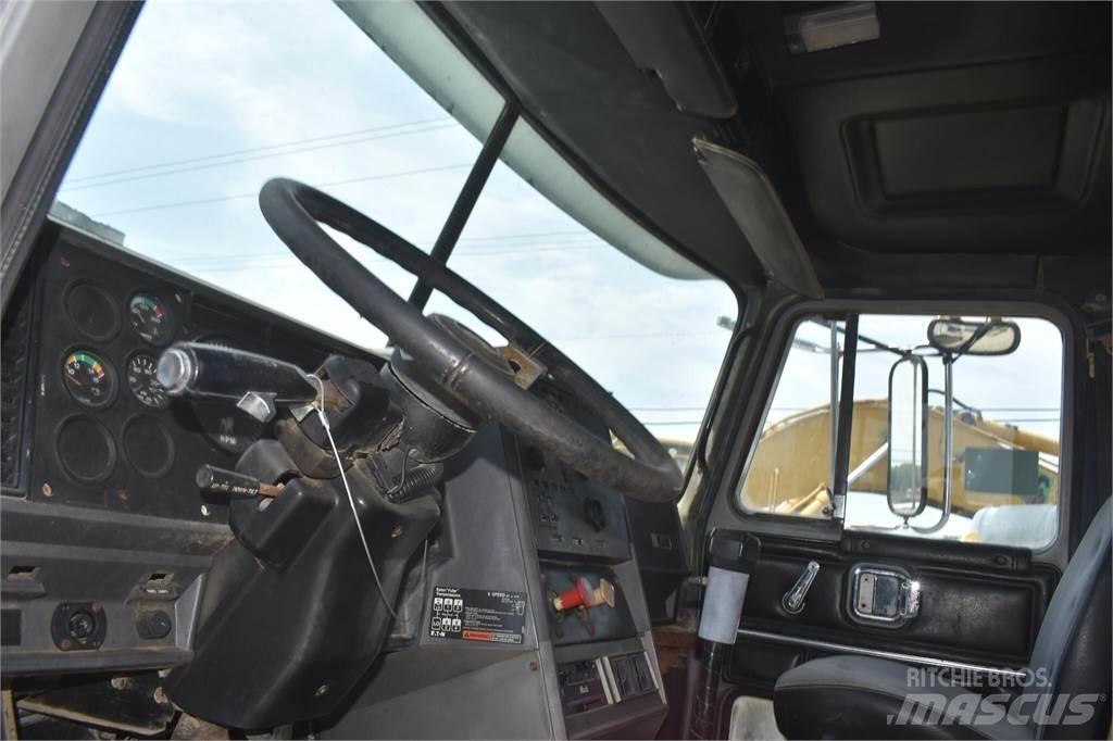 Mack CH613 Tovornjaki cisterne