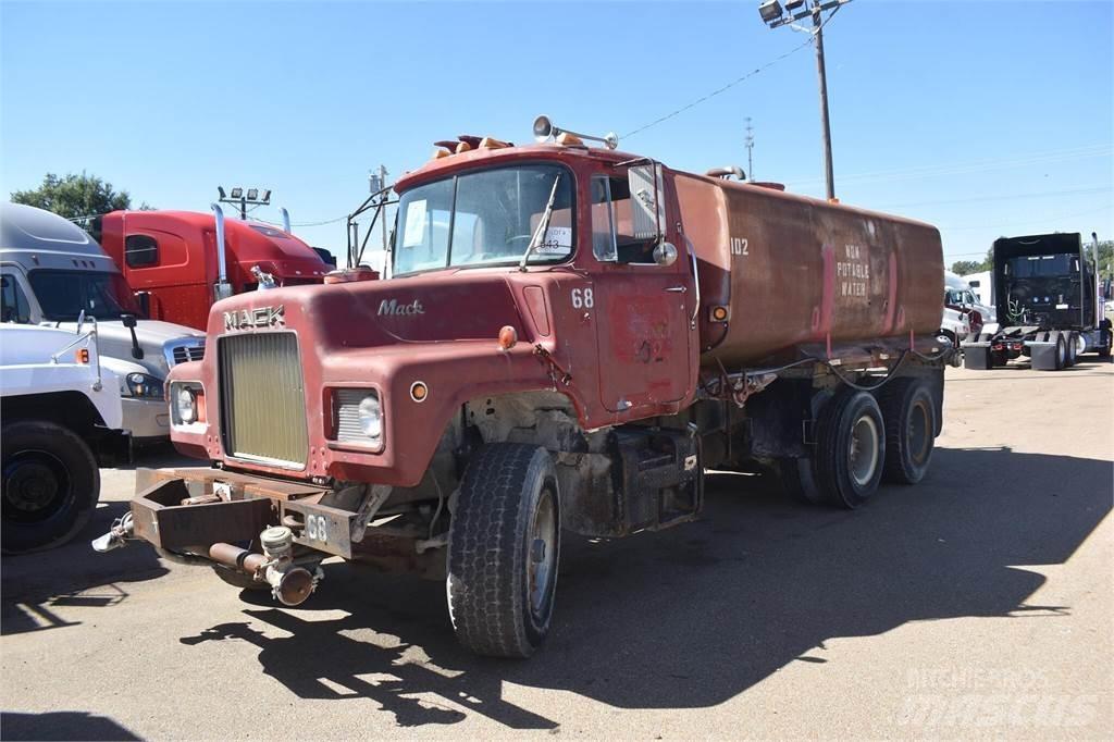 Mack DM685S Tovornjaki cisterne