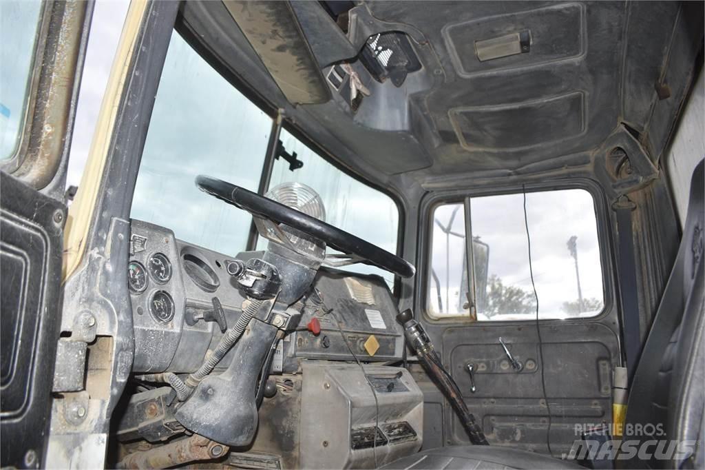 Mack DM690S Kiper tovornjaki