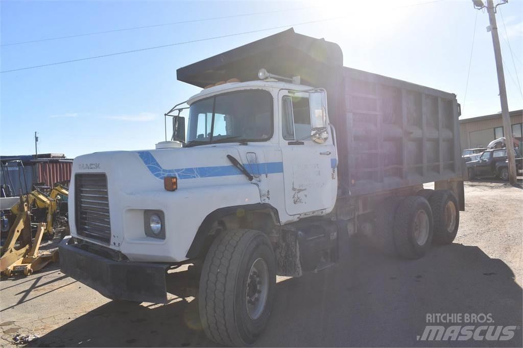 Mack DM690S Kiper tovornjaki