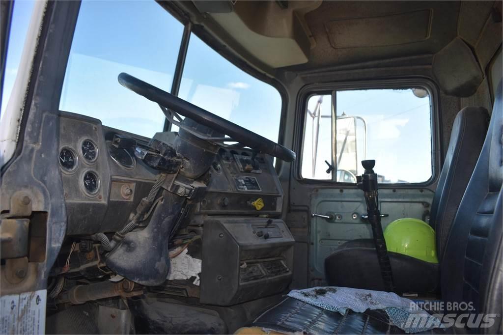 Mack DM690S Kiper tovornjaki