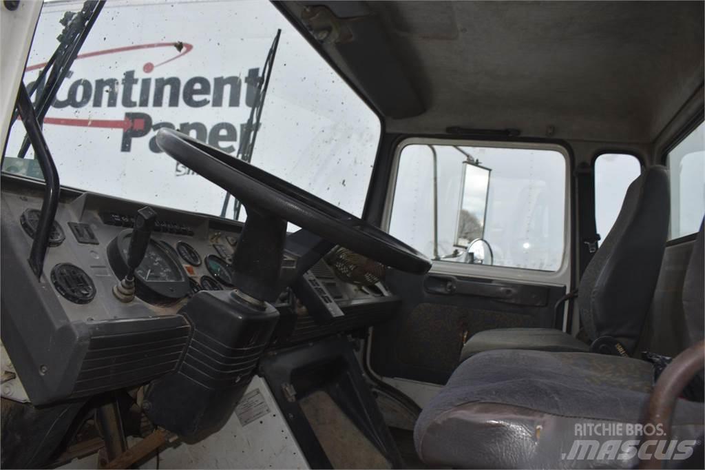 Mack MIDLINER CS300 Tovornjaki z žerjavom