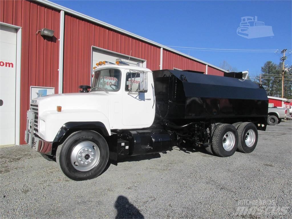 Mack R685S Tovornjaki cisterne