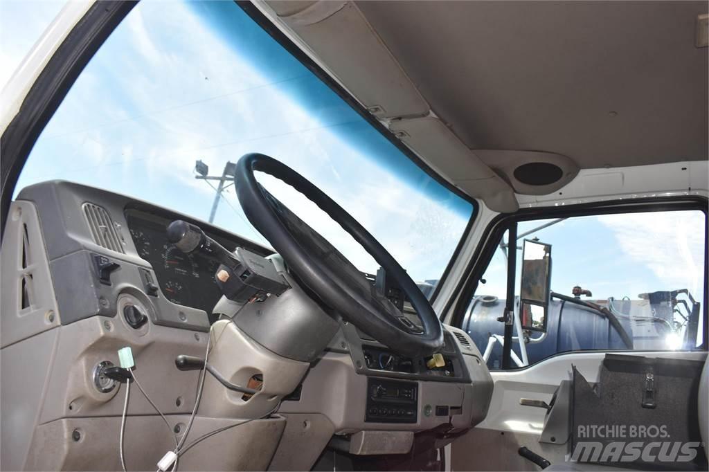 Sterling L7500 Tovornjaki z žerjavom