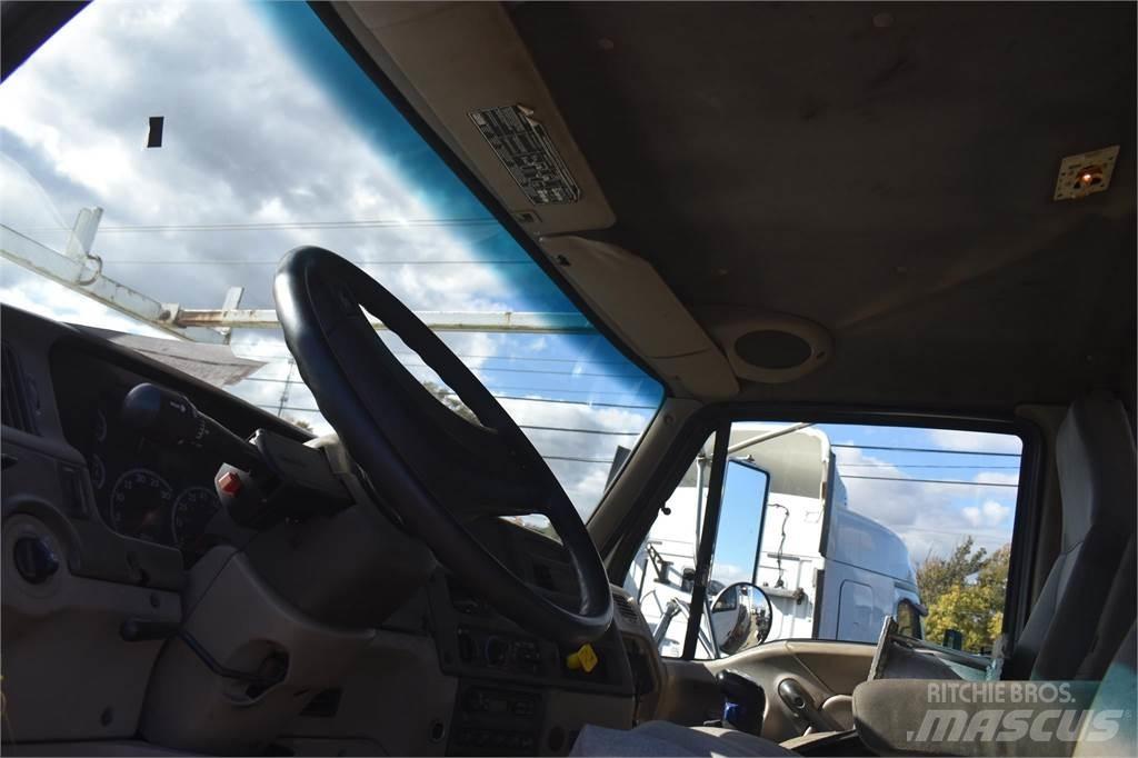 Sterling L8500 Tovornjaki z žerjavom