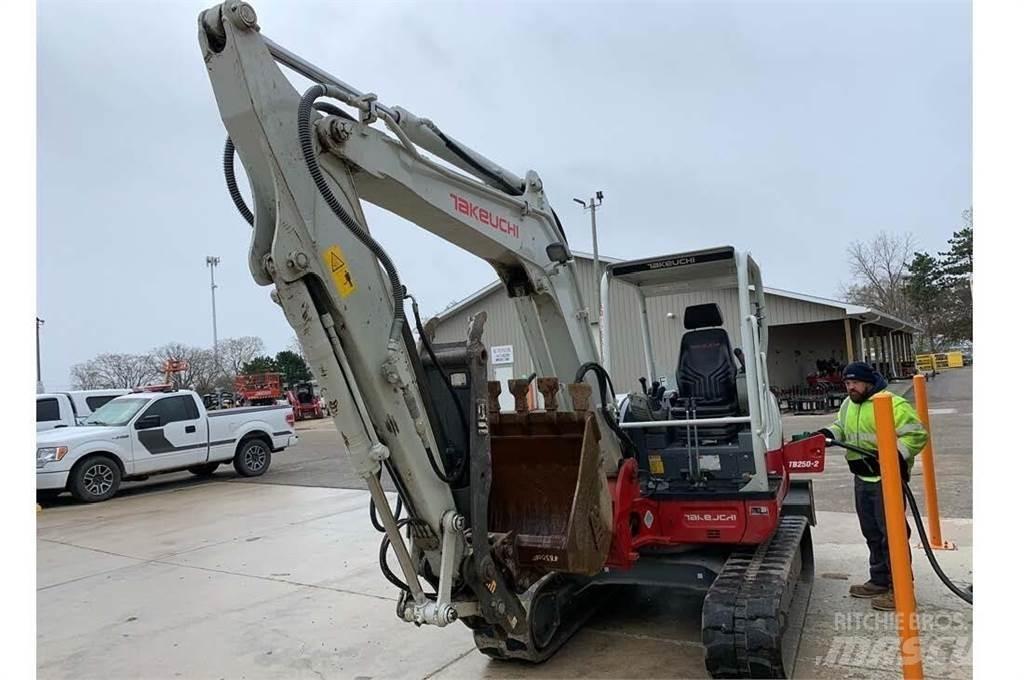 Takeuchi TB250-2 Mini bagri <7t