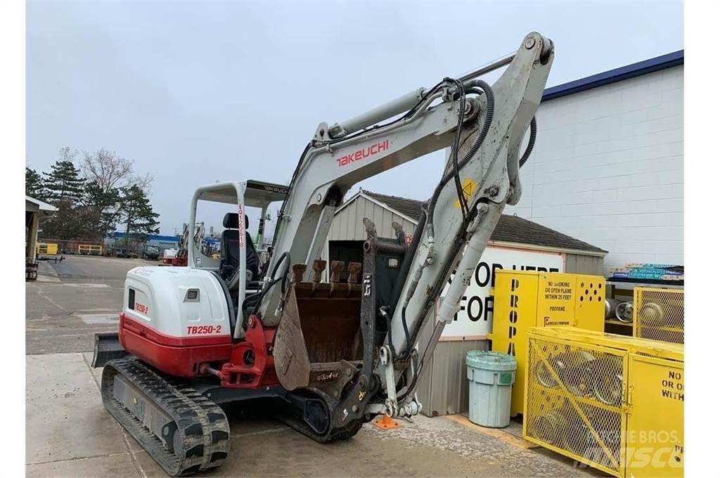 Takeuchi TB250-2 Mini bagri <7t