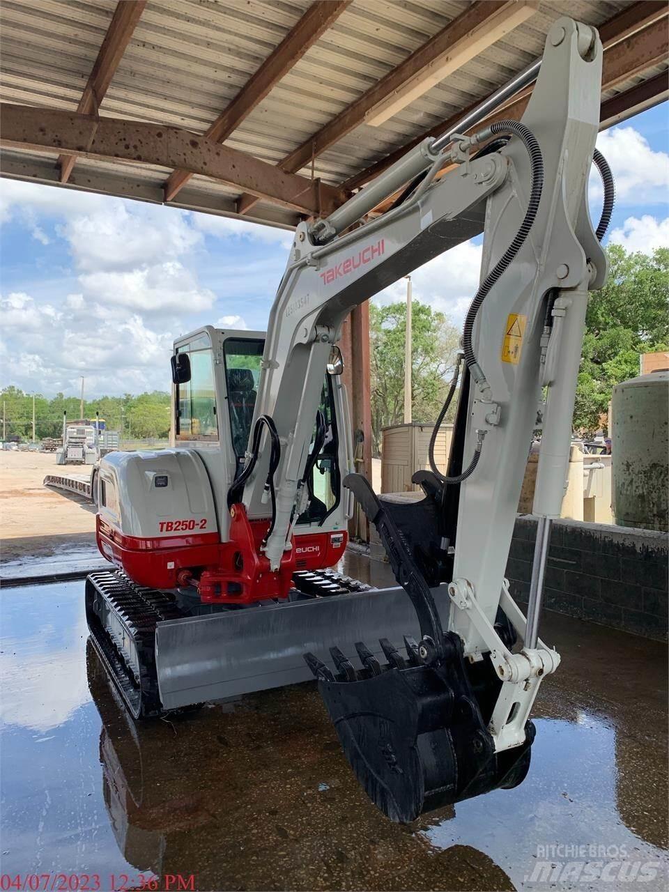 Takeuchi TB250-2 Mini bagri <7t