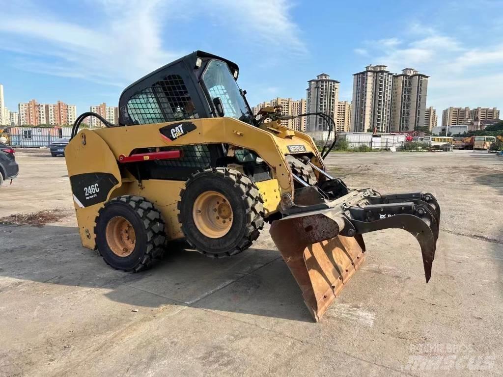 CAT 246 C Skid steer mini nakladalci