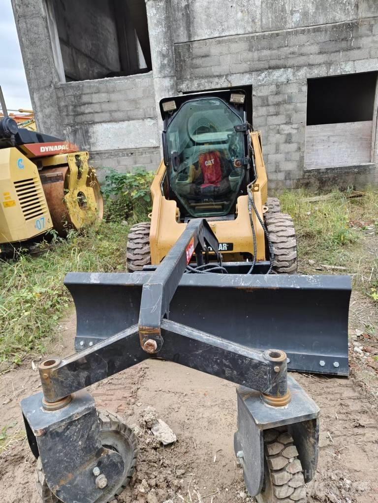 CAT 246C Skid steer mini nakladalci