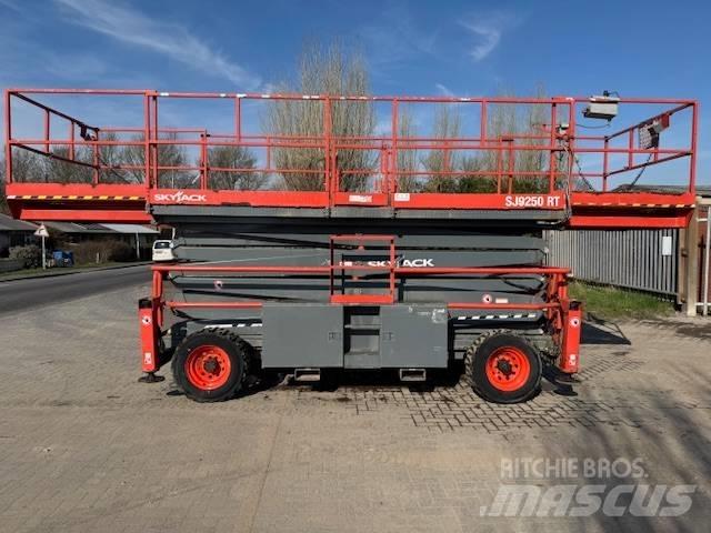 SkyJack SJ 9250 RT Škarjaste dvižne ploščadi