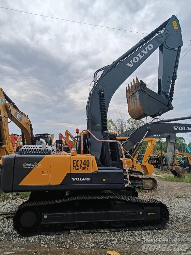 Volvo EC 240 Bagri goseničarji