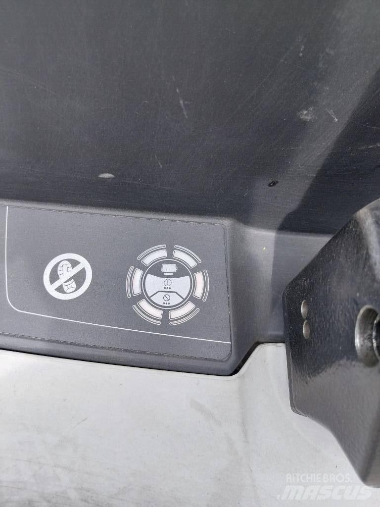 UniCarriers MDW160 Električni nizko dvižni viličar